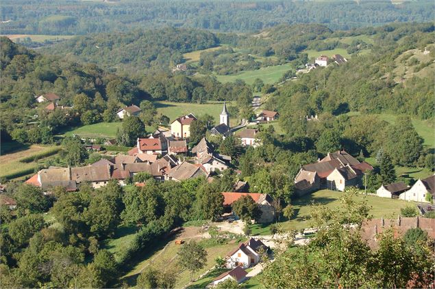 Vue aérienne Izieu - Office de Tourisme Bugey du Rhône aux montagnes