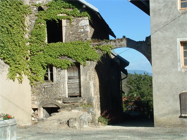 Arcade de l'ancien prieuré - Ambléon - BBST