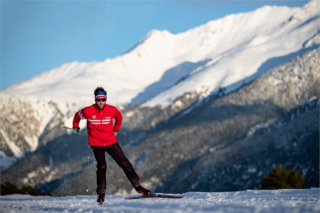 Skieur de fond en skating sur le plateau de Sardières - Y.Bellissand