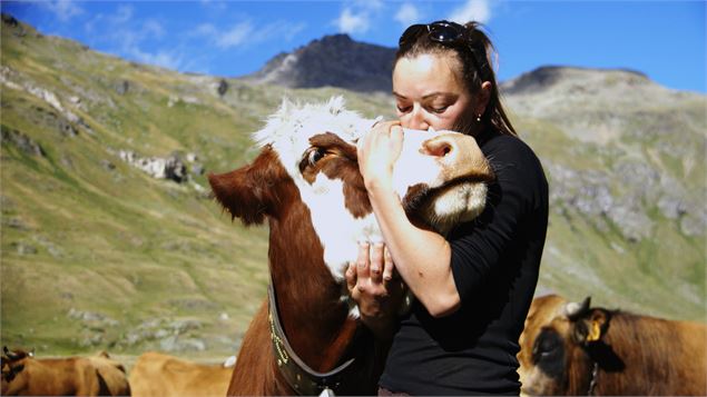 Pauline et une vache - G Lucazeau