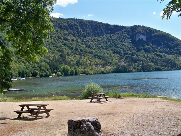 Aire de pique-nique à Merpuis, au bord de la rivière d'Ain - AL MANZONI