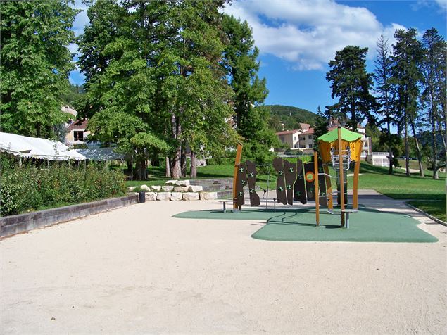 Aire de pique-nique dans le parc du château de Valence à Jujurieux - AL MANZONI