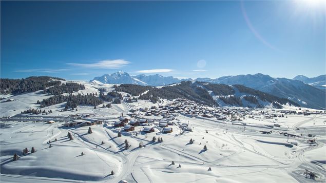 Vue sur la station des Saisies et sur le Mont Blanc - MJONE Diffusion