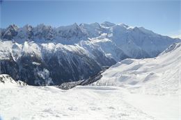Piste de ski sur le domaine de Brévent vue Mont Blanc - OT Vallée de Chamonix-Mont-Blanc