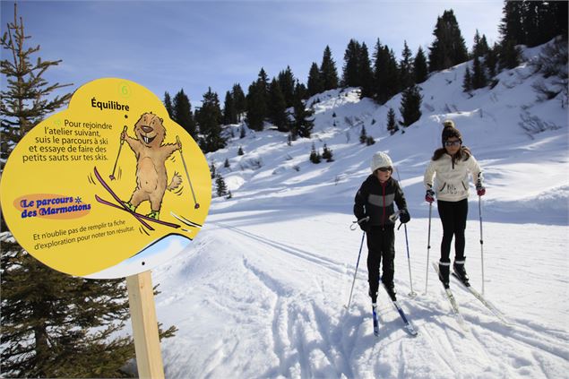 Parcours ludique en ski nordique pour apprendre en s'amusant - Monica Dalmasso
