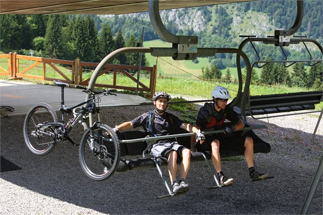 Vtt l'été au Grand-Bornand accessible en remontées mécaniques - L. Ferrand-Rakoons.com / Aravis