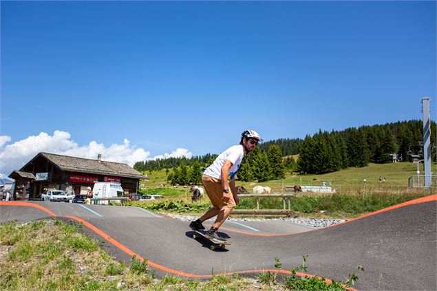 Skate sur la pumptrack - Thuria