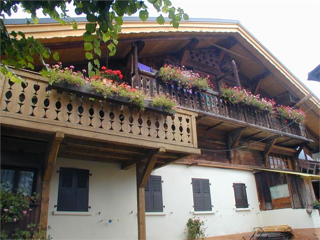 La ferme Buttoud,avec une très belle galerie - Soren Rickards