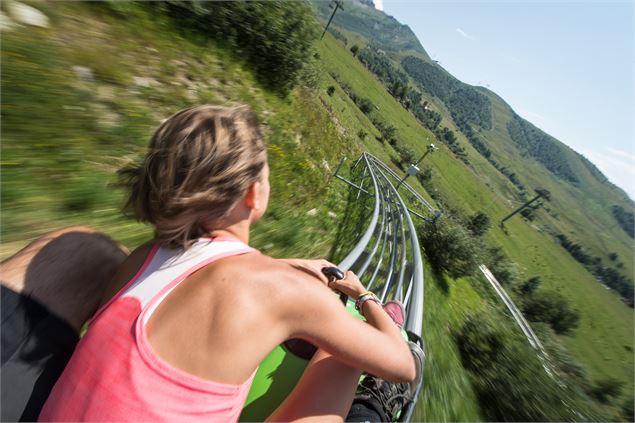 Une femme sur la luge en été - Alpcat médias