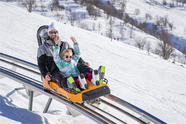 Une femme et son enfant sur la luge - Alpcat médias