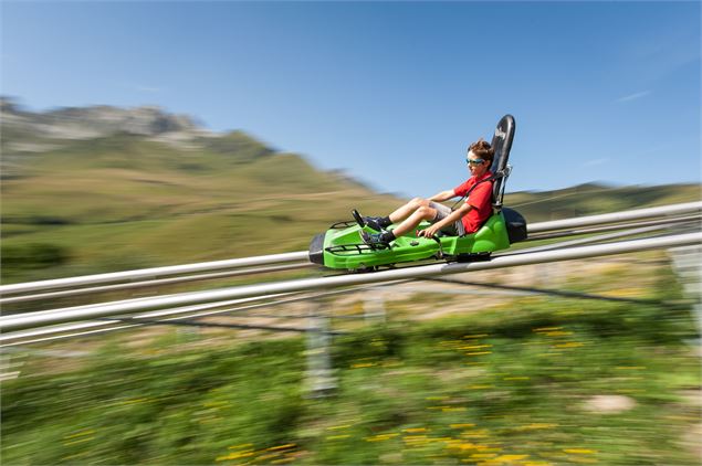 Enfant sur la luge en été - Alpcat médias