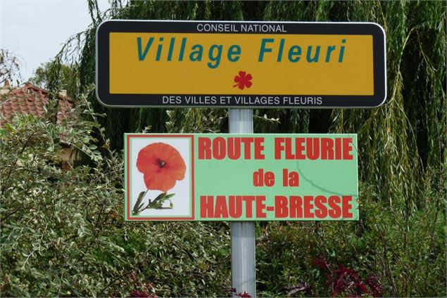 Panneaux : Village fleuri et Route fleurie de la Haute-Bresse à Saint-Trivier-de-Courtes - Route fle