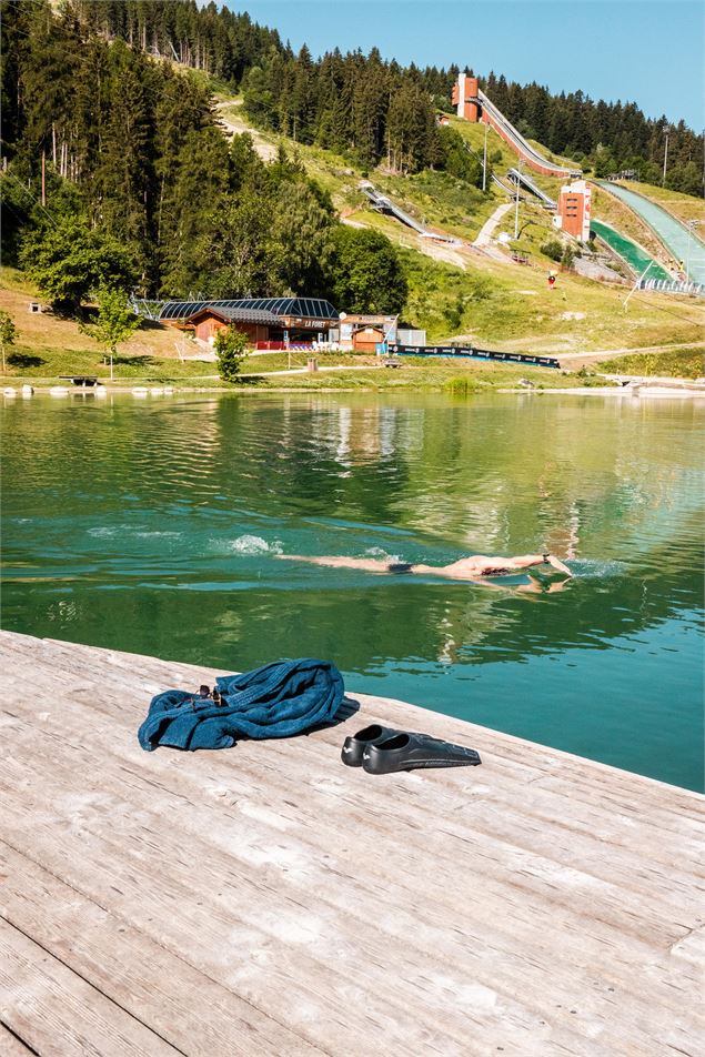 Une personne nage dans le lac - Courchevel Tourisme