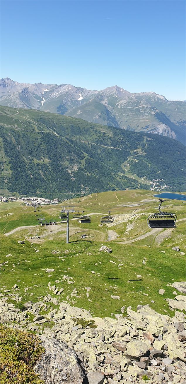 Photo surplombant la vallée de Valmeinier avec le télésiège des Jeux