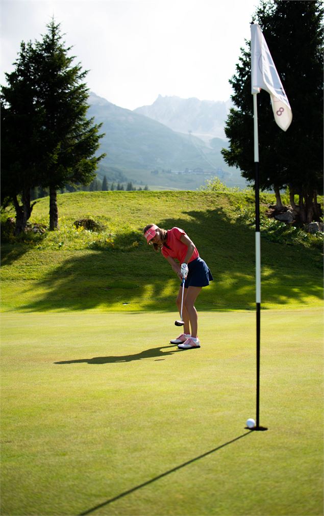 Golfeuse sur le green du trou n°7 du Golf Club de Courchevel  - @roman.fln