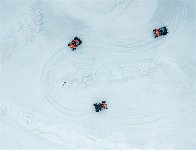 Vue en drone du circuit de quad sur glace - Mathis Decroux