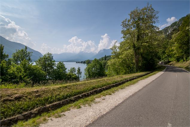 Vélo sur la voie verte autour du lac d'Annecy - Duingt - ©SavoieMontBlanc-Bijasson