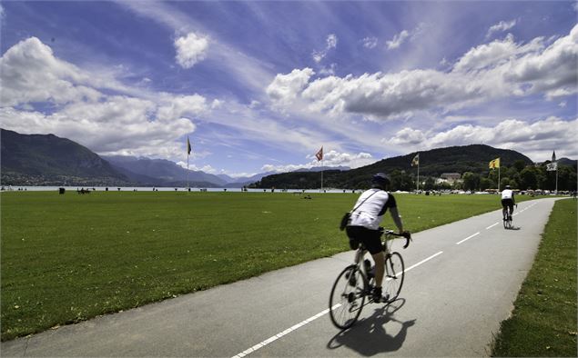 Cyclistes sur piste cyclable du centre ville d'Annecy - Le Pâquier - © Savoie Mont Blanc - Lansard