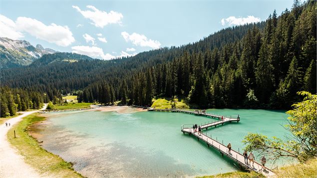 La photo montre le lac de la Rosière et son eau turquoise - Courchevel Tourisme