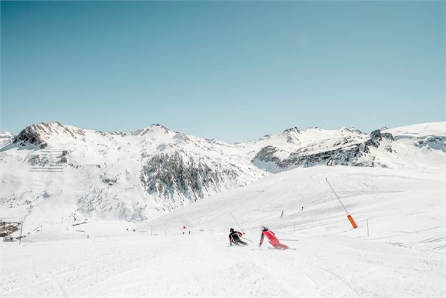 Plusieurs skieurs sur la piste bleue Palafour - andyparant.com