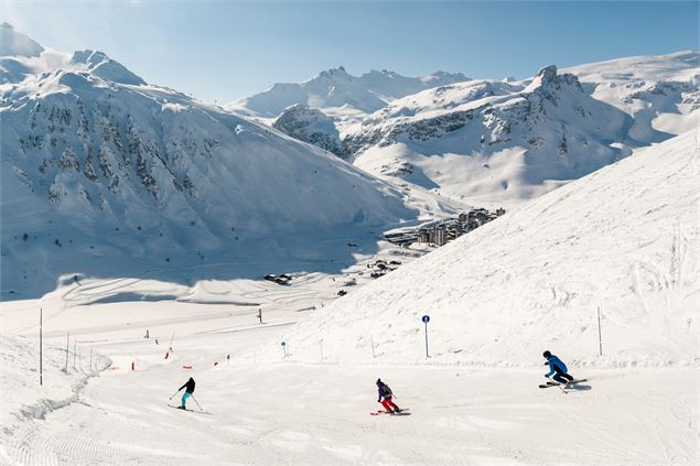 Skieurs sur la piste rouge Bleuet avec vue sur les Tufs et le lac gelé - andyparant.com