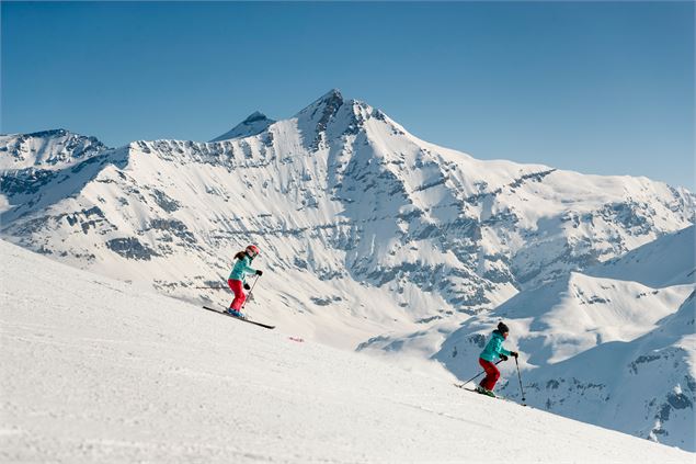 Deux skieurs avec la Grande Sassière en arrière-plan - andyparant.com