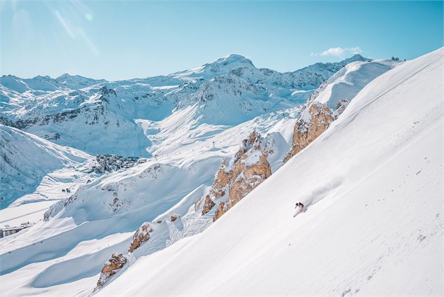 Skieuse en hors-piste avec vue sur la Grande Motte - andyparant.com