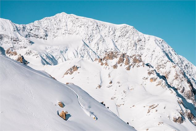 Skieur en hors-piste avec vue sur le dome de la Sache - andyparant.com