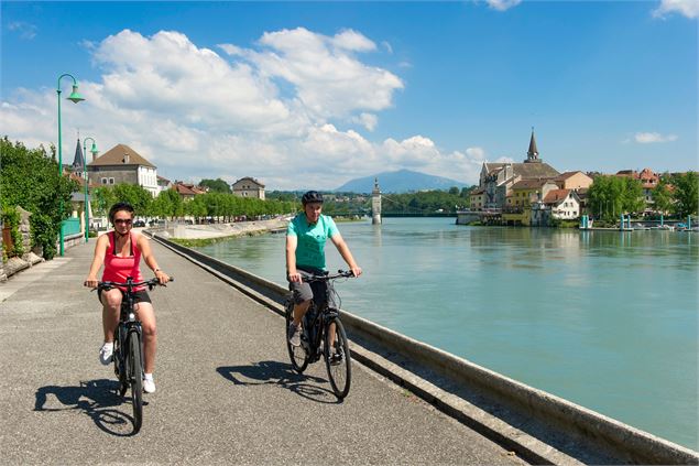 Voyageurs à vélo à Seyssel sur ViaRhôna - Justine Grandcollot / Saint-Gingolph Promotion Évènements