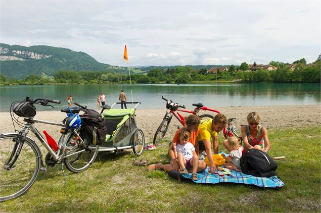Pause vélo au bord du lac de Glandieu sur ViaRhôna - Justine Grandcollot / Saint-Gingolph Promotion 