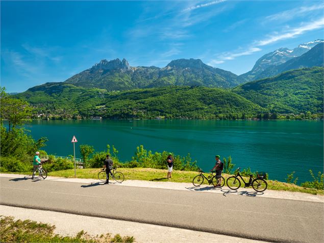 Balade à vélo sur les rives du lac d'Annecy - L'Agence Savoie Mont Blanc