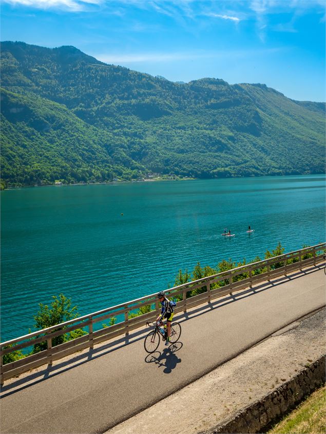 Balade à vélo sur les rives du lac d'Annecy - L'Agence Savoie Mont Blanc