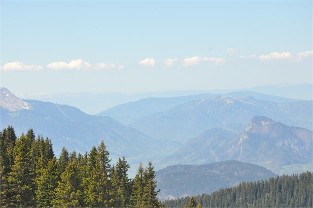 Panorama sur la vallée de l'Arve au col de Pierre Carrée