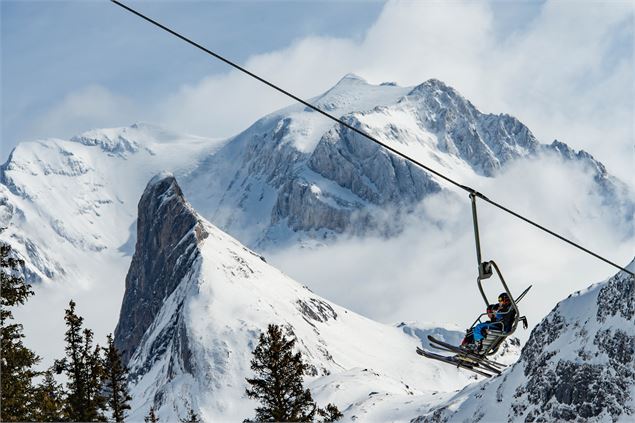 Skieur sur un télésiège - Guillaume Grasset - OT Pralognan-la-Vanoise