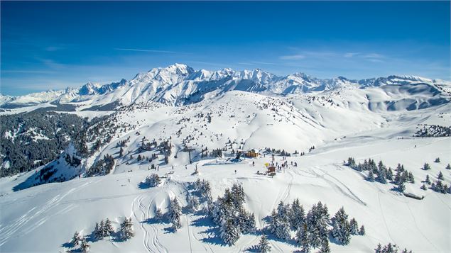 Splendide vue à 360° sur le Mont Blanc, Les Aravis et le Beaufortain depuis les hauteurs de Praz sur