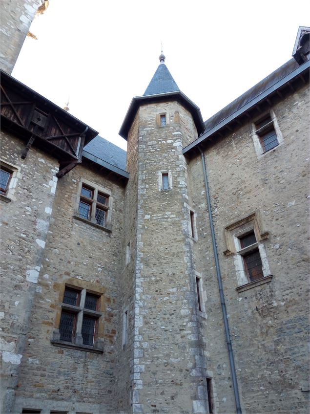 Cour intérieure Château de Chazey-sur-Ain - Marilou Perino