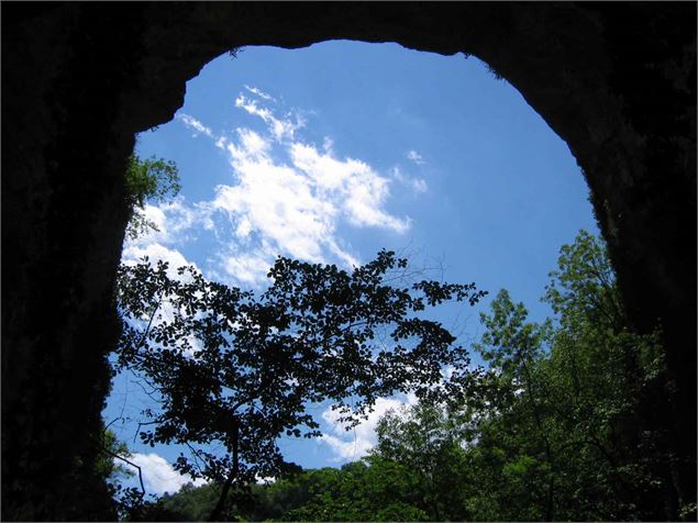 Porche de la grotte de Corveissiat