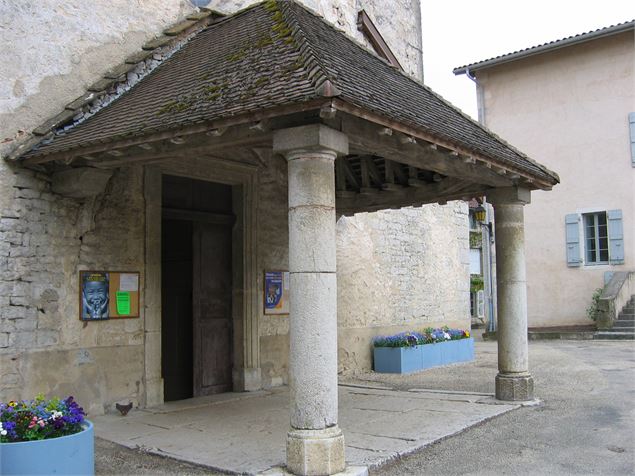 Porche de l'église de Chavannes sur Suran