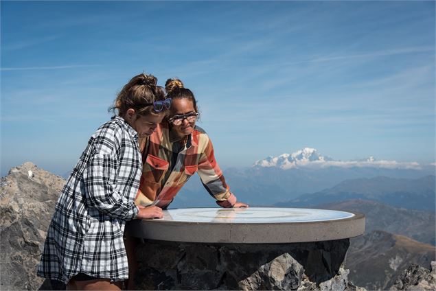 Table d'orientation au sommet du Grand Perron des Encombres - OTI Maurienne Galibier - Alban Pernet