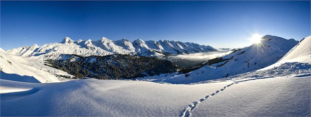 vue sur la chaîne des Aravis depuis le sommet du domaine skiable du Grand-Bornand - P. Guilbaud