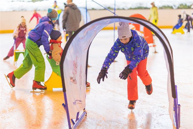 Glisser sur la patinoire avec les enfants - Alpcat Médias - Le Grand-Bornand tourisme