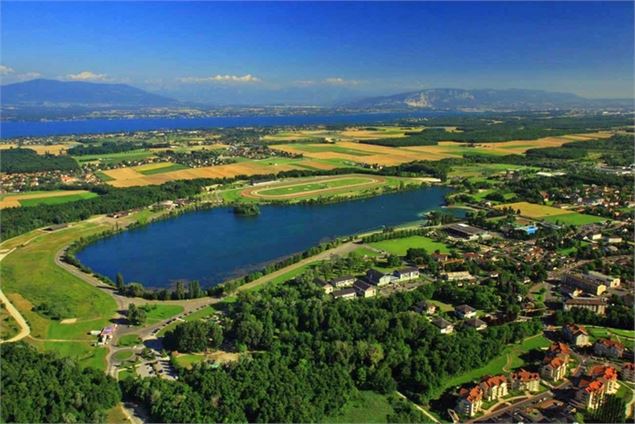 Vue aérienne de Divonne les Bains et son lac - Conseil Départemental de l'Ain