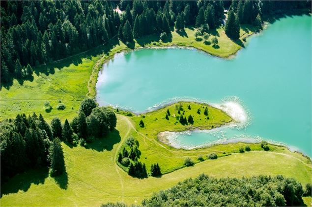 Vue aérienne di Lac Genin - Tourisme Haut Bugey, MarcChatelain