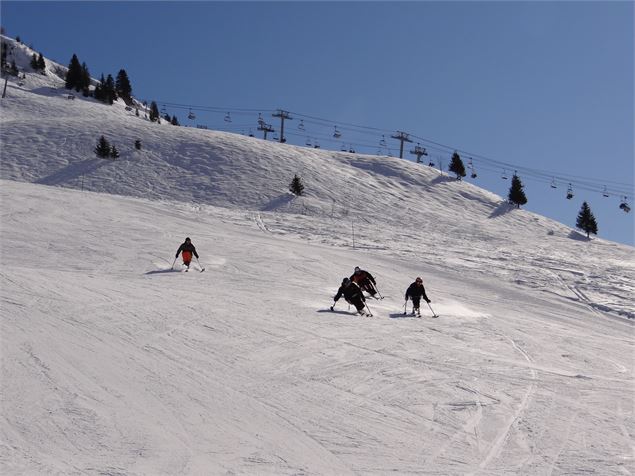 Skieurs en fauteuils ski sur le Chinaillon au Grand-Bornand - T.Debornes - Le Grand-Bornand tourisme