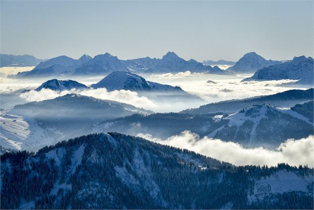 Vue sur les sommets environnants depuis le domaine skiable du Grand-Bornand - T.Debornes - Le Grand-