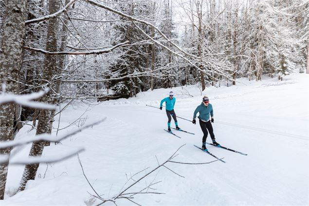 Couple de skieurs sur une piste de ski nordique au Grand-Bornand - C. Hudry
