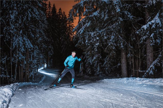 Skieur pratiquant le ski nordique en nocturne - C. Hudry