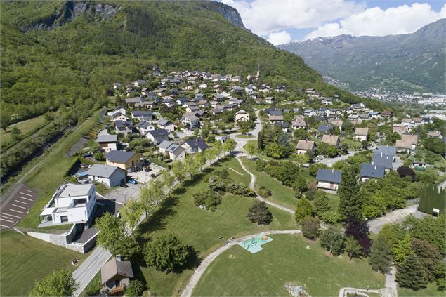 village st Albain Villargondran - Jacques  Vincent drone de regard