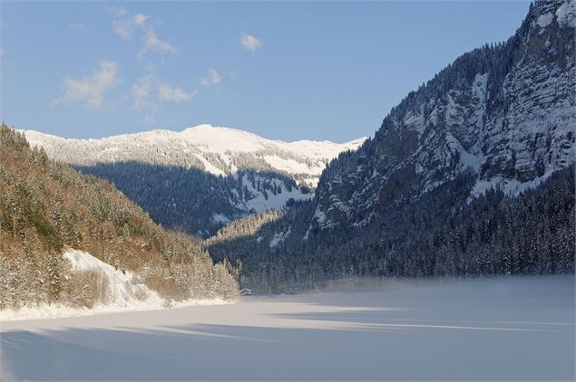 Lac de Montriond en hiver - Yvan Tisseyre/OT Vallée d'Aulps