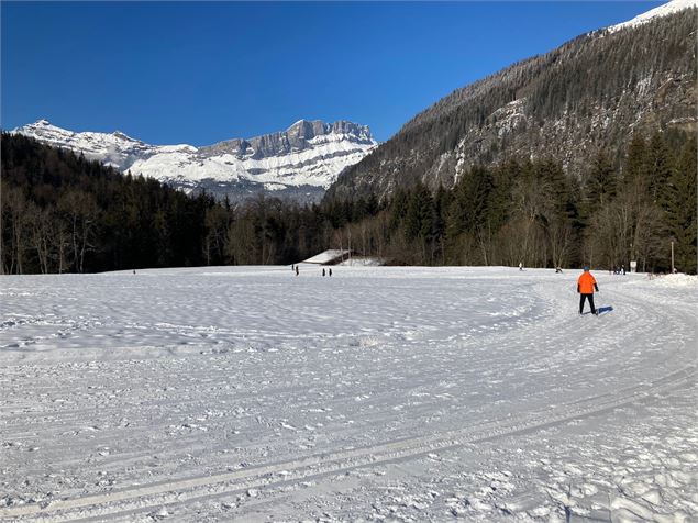 skieur de fond avec vue des Aravis - Office de Tourisme Vallée de Chamonix Mont-Blanc - FP
